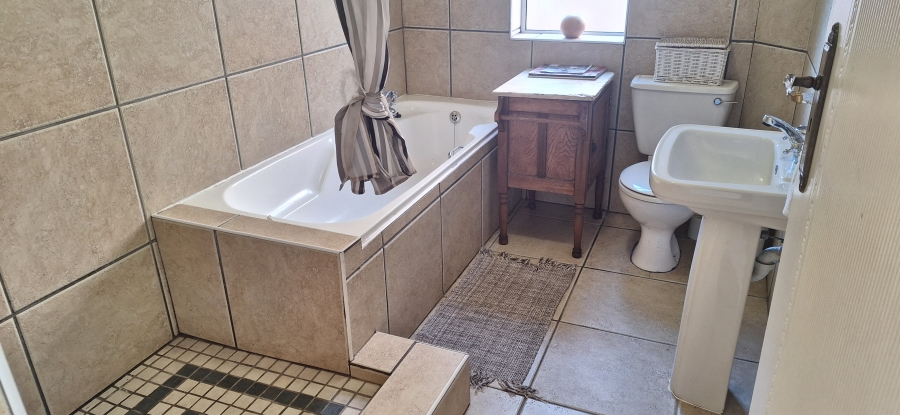 To Let 5 Bedroom Property for Rent in Bluewater Bay Western Cape